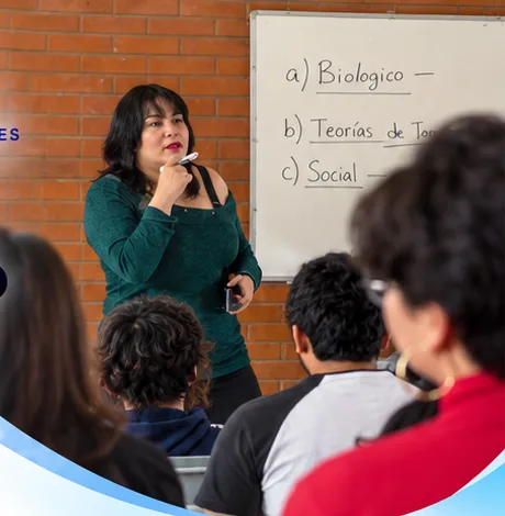 Profesora de Centro Sulub impartiendo clase de preparación ECOEMS